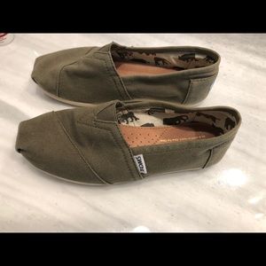 Woman’s size 6 Tom’s shoe in army green